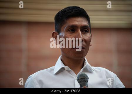 Der kolumbianische Radfahrer Nairo Quintana veranstaltet am 25. Januar 2022 eine Pressekonferenz in Bogota, Kolumbien. Stockfoto