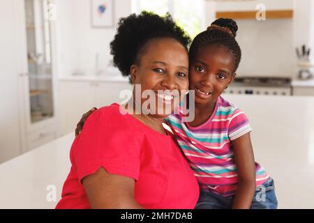 Porträt von afroamerikanischer Großmutter und Enkelin, die lächeln, mit Kopierraum Stockfoto