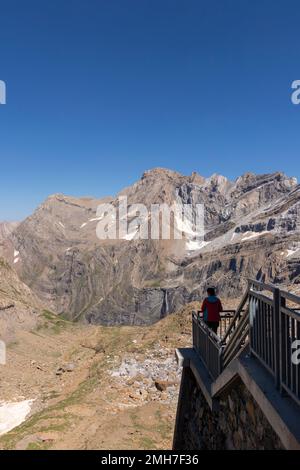 Ein Reisender, der Fotos mit einem Telefon über dem Berg macht Stockfoto