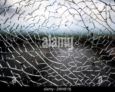 Nützliche Texturüberlagerung. Ein zerbrochenes Glas. Mit vielen scharfen Scherben. Nützliche Texturüberlagerung für den Hintergrund. Stockfoto