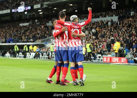 Madrid, Spanien. 31. Okt. 2022. Atleticos Spieler feiern am Copa del Rey Match Day 6 zwischen Real Madrid und Atletico de Madrid im Santiago Bernabeu Stadion in Madrid, Spanien, am 27. Januar 2023. (Foto: Edward F. Peters/Sipa USA) Guthaben: SIPA USA/Alamy Live News Stockfoto