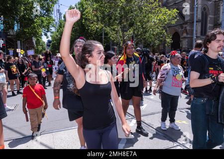 Melbourne, Australien, 26. Januar 2023. Eine junge Frau marschiert mit ihrer Faust während des jährlichen Invasion Day Protests in Melbourne, der von einheimischen Australiern und ihren Verbündeten organisiert wird, und ruft dazu auf, die Feierlichkeiten zum Australia Day zu beenden und die Souveränität der Ureinwohner anzuerkennen. Kredit: Michael Currie/Speed Media/Alamy Live News Stockfoto