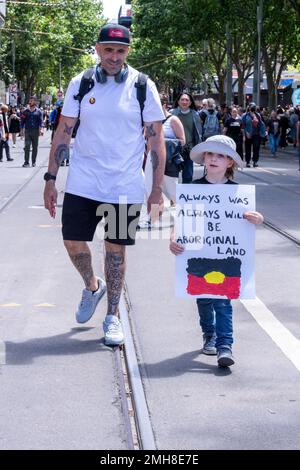 Melbourne, Australien, 26. Januar 2023. Ein junges Mädchen und ihr Vater marschieren während des jährlichen Invasion Day Protests in Melbourne, der von einheimischen Australiern und ihren Verbündeten organisiert wird, und rufen dazu auf, die Feierlichkeiten zum Australia Day zu beenden und die Souveränität der Ureinwohner anzuerkennen. Kredit: Michael Currie/Speed Media/Alamy Live News Stockfoto