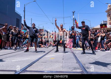 Melbourne, Australien, 26. Januar 2023. Tänzer aus Bandok Tati, geleitet von Chris George, treten während des jährlichen Protests zum Invasion Day in Melbourne auf den Straßenbahnschienen in der Flinders Street auf, der von einheimischen Australiern und ihren Verbündeten organisiert wird. Sie fordern ein Ende der Feierlichkeiten zum Australia Day und die Anerkennung der indigenen Souveränität. Kredit: Michael Currie/Speed Media/Alamy Live News Stockfoto