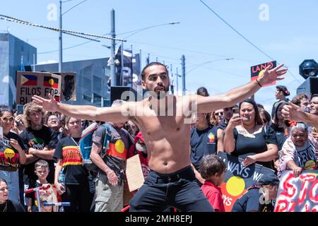 Melbourne, Australien, 26. Januar 2023. Tänzer aus Bandok Tati, geleitet von Chris George, treten während des jährlichen Protests zum Invasion Day in Melbourne auf den Straßenbahnschienen in der Flinders Street auf, der von einheimischen Australiern und ihren Verbündeten organisiert wird. Sie fordern ein Ende der Feierlichkeiten zum Australia Day und die Anerkennung der indigenen Souveränität. Kredit: Michael Currie/Speed Media/Alamy Live News Stockfoto