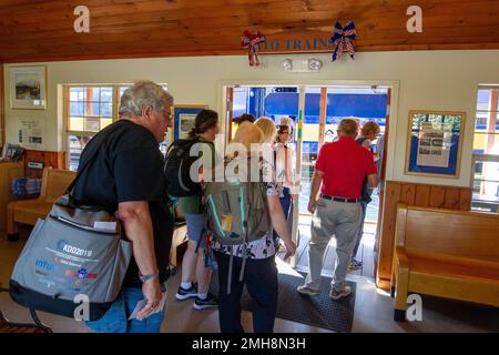 Die Alaska Railroad Coastal Classic verkehrt zwischen Anchorage und Seward, Alaska. Stockfoto