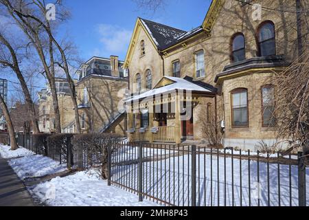 Eine Reihe restaurierter gelber Backsteingebäude aus dem 19. Jahrhundert, die Beverley Street in Toronto, einschließlich der ehemaligen Heimat von Premierminister W.L.M. König. Stockfoto