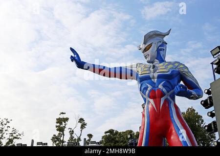 SHANGHAI, CHINA - 20. JANUAR 2023 - Eine riesige Ultraman-Skulptur wird im Haichang Ocean Park in Shanghai, China, am 20. Januar 2023 gesehen. Ein offizielles Certi Stockfoto