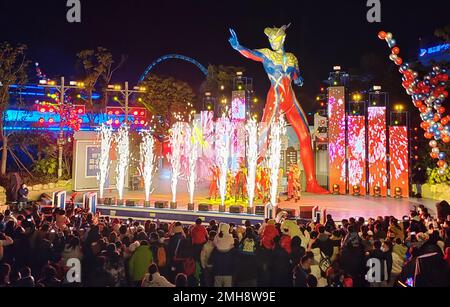 SHANGHAI, CHINA - 20. JANUAR 2023 - Eine riesige Ultraman-Skulptur wird im Haichang Ocean Park in Shanghai, China, am 20. Januar 2023 gesehen. Ein offizielles Certi Stockfoto