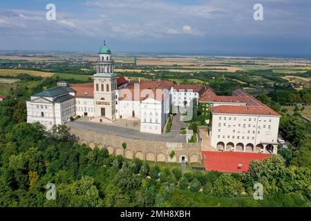 Wunderschönes Luftfoto der Benediktinerkloster in Pannonhalama, Ungarn. Die Bibliothek, die Basilika und die Kirche sind historische Denkmäler und Touristen Stockfoto