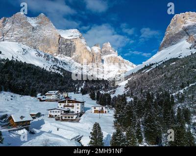 Vigo di Fassa, Dolomiten, Italien, Januar 20. 2023. Gardeccia und Stella Alpina sind Zuflucht auf einem Winterwanderweg in Richtung Rifugio Vajolet. Stockfoto