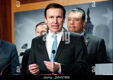 Washington DC, USA. 26. Januar 2023. Senator Chris Murphy (D-CT) spricht über die Aufforderung an die FTC, DIE Vermarktung DES JR-15-Gewehrs FÜR Kinder VON Wee1 Tactical auf einer Pressekonferenz in den USA zu untersuchen Kapitol. Kredit: SOPA Images Limited/Alamy Live News Stockfoto