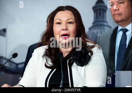 Washington DC, USA. 26. Januar 2023. Senatorin Tammy Duckworth (D-IL) spricht darüber, die FTC aufzufordern, Wee1 Tactical auf einer Pressekonferenz in den USA zu untersuchen, wie das JR-15-Gewehr an Kinder vermarktet wird Kapitol. Kredit: SOPA Images Limited/Alamy Live News Stockfoto