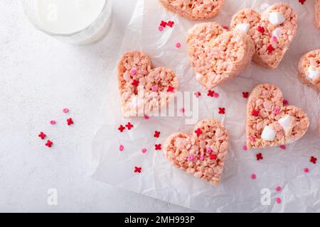 Herzförmige Reiskrispie-Leckereien zum Valentinstag Stockfoto