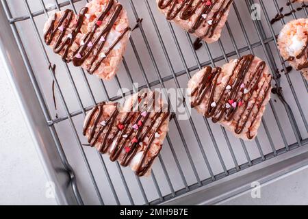 Herzförmige Reiskrispie-Leckereien zum Valentinstag Stockfoto