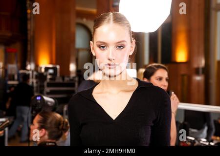 Paris, Frankreich. 25. Januar 2023. Backstage der Zuhair Murad Show während der Paris Fashion Week Haute Couture Frühling/Sommer 2023 am 25. Januar 2023 in Paris, Frankreich. (Foto: Lyvans Boolaky/ÙPtertainment/Sipa USA) Guthaben: SIPA USA/Alamy Live News Stockfoto