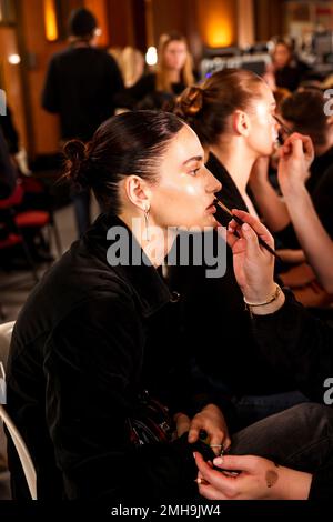 Paris, Frankreich. 25. Januar 2023. Backstage der Zuhair Murad Show während der Paris Fashion Week Haute Couture Frühling/Sommer 2023 am 25. Januar 2023 in Paris, Frankreich. (Foto: Lyvans Boolaky/ÙPtertainment/Sipa USA) Guthaben: SIPA USA/Alamy Live News Stockfoto