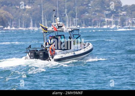 Marine Rescue NSW Freiwilliger, rettet ein kleines Schlauchboot auf Pittwater Sydney, schleppt das Schlauchboot zurück zur Basis, Sydney, NSW, Australien Stockfoto