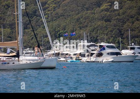 Luxus-Motorsegler-Yachten, die am 2023. Australientag auf Pittwater Sydney mit australischen Flaggen unter Patriotismus, NSW, Australien, flogen Stockfoto