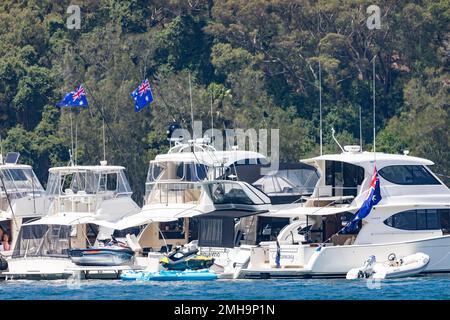 Luxus-Motorsegler-Yachten, die am 2023. Australientag auf Pittwater Sydney mit australischen Flaggen unter Patriotismus, NSW, Australien, flogen Stockfoto