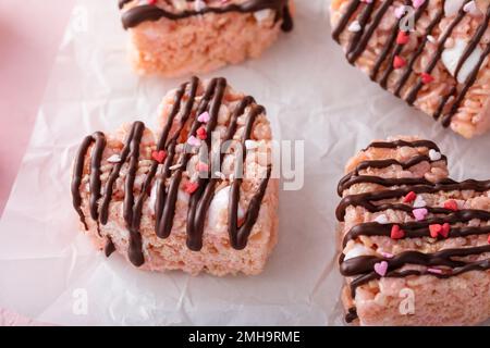 Herzförmige Reiskrispie-Leckereien zum Valentinstag Stockfoto