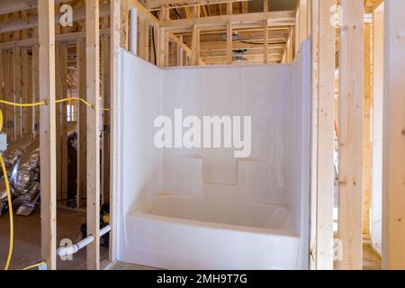 Unvollendetes Badezimmer im Bau Haus mit installierter Badewanne im neuen Haus Stockfoto