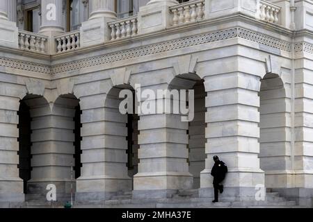 Washington DC, USA. 26. Januar 2023. Am Donnerstag, den 26. Januar 2023, steht vor dem Kapitol der Vereinigten Staaten in Washington, D.C. ein Polizeibeamter des Kapitols der Vereinigten Staaten. Kredit: Julia Nikhinson/CNP/dpa/Alamy Live News Stockfoto