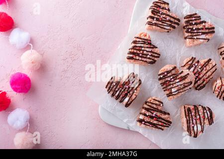 Herzförmige Reiskrispie-Leckereien zum Valentinstag Stockfoto