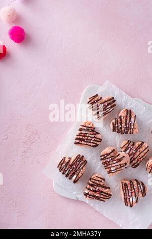 Herzförmige Reiskrispie-Leckereien zum Valentinstag Stockfoto