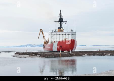 Mc Murdo Station, Antarktis. 25. Januar 2023. McMurdo Station, Antarktis. 25. Januar 2023. Der schwere Eisbrecher Polar Star der Küstenwache bringt den Eispier in eine neue Position zur Unterstützung der USA Antarktis-Programm am McMurdo-Bahnhof, 25. Januar 2023 in der Antarktis. Die USA Die Army 7. Transportation Brigade brauchte den Pier, um ein modulares Dammsystem zu bauen, um Fracht von Nachschubschiffen zu entladen. Kredit: MCS RJ Stratchko/USA Navy Photo/Alamy Live News Stockfoto