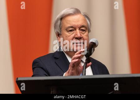 New York, New York, USA. 26. Januar 2023. Generalsekretär Antonio Guterres spricht während der Eröffnungsveranstaltung des Yad Vashem Book of Names of Holocaust Opfers in der Kammer des Wirtschafts- und Sozialrats im UN-Hauptquartier. Die Ausstellung wird vom Yad Vashem Museum in Jerusalem ausgeliehen und ist rechtzeitig zum Internationalen Holocaust-Gedenktag am 27. Januar eröffnet. (Kreditbild: © Lev Radin/Pacific Press via ZUMA Press Wire) NUR ZUR REDAKTIONELLEN VERWENDUNG! Nicht für den kommerziellen GEBRAUCH! Kredit: ZUMA Press, Inc./Alamy Live News Stockfoto