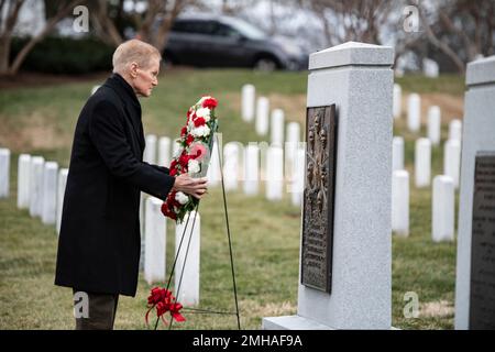 Arlington, USA. 26. Januar 2023. Arlington, USA. 26. Januar 2023. NASA-Administrator Bill Nelson nimmt an einer Kranzzeremonie im Space Shuttle Challenger Memorial während des NASA Day of Remembrance auf dem Arlington National Cemetery am 26. Januar 2023 in Arlington, Virginia, Teil. Der NASA-Gedenktag ehrt die Männer und Frauen, die ihr Leben bei der Erkundung und Entdeckung des Weltraums verloren haben. Kredit: Elizabeth Fraser/USA Army/Alamy Live News Stockfoto