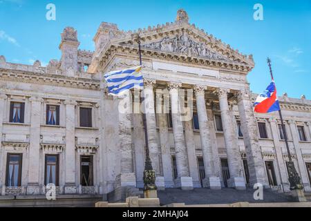 Uruguayanisches Parlament und Flaggen, Montevideo, Uruguay Stockfoto