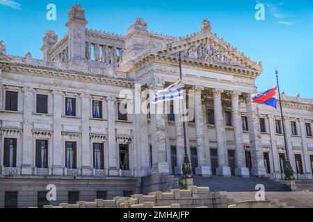 Uruguayanisches Parlament und Flaggen, Montevideo, Uruguay Stockfoto
