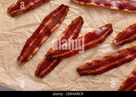 Putenspeck knusprig gekocht auf Pergamentpapier Stockfoto