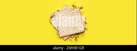 Jüdisches Fladenbrot mit Blumen auf gelbem Hintergrund Stockfoto