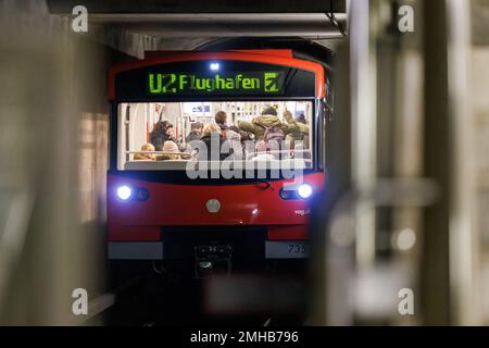 Nürnberg, Deutschland. 25. Januar 2023. Eine vollautomatische U-Bahn (U2) fährt in eine U-Bahn-Station ein. Die erste fahrerlose deutsche U-Bahn-Linie wurde am 14. Juni 2008 eröffnet. Züge fahren automatisch in mehr als 60 Städten weltweit. In Deutschland ist die Nürnberger U-Bahn seit 2008 der einsame Pionier. Aber das ändert sich. Kredit: Daniel Karmann/dpa/Alamy Live News Stockfoto