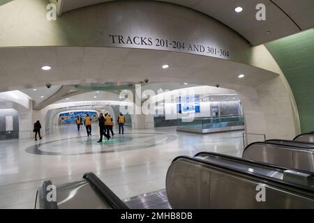 New York, USA. 26. Januar 2023. Blick auf das neue Long Island Rail Road Terminal an der Grand Central Madison Station in New York City. Ursprünglich in den 1950er Jahren geplant, mit Baubeginn 2007, soll „East Side Access“ einen besseren Zugang zur East Side von Manhattan für 162.000 Fluggäste ermöglichen, die täglich von Long Island auf dem LIRR kommen, 14 Stockwerke unter der Straße, 26. Januar 2023 (Foto: Vanessa Carvalho) Kredit: Brazil Photo Press/Alamy Live News Kredit: Brazil Photo Press/Alamy Live News Stockfoto