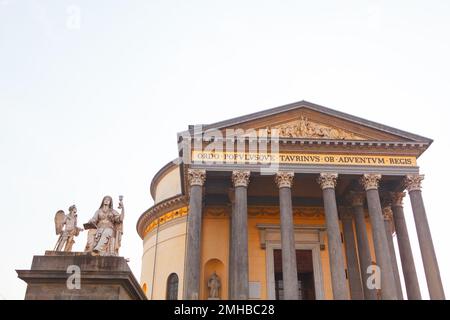 Neoklassische katholische Kirche in Turin Italien. Kathedrale mit Säulen. Chiesa Parrocchiale della Gran Madre di Dio Stockfoto