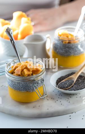 Köstliche hausgemachte Chia-Pudding-Snacks mit hellem Licht dahinter. Stockfoto