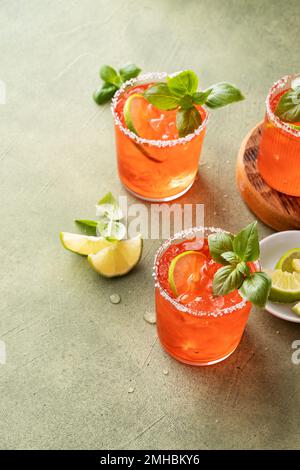 Erdbeerbasilikum margarita mit Limettenkeilen auf dem Tisch Stockfoto