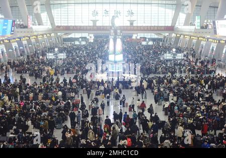 HANGZHOU, CHINA - 27. JANUAR 2023 - Passagiere warten auf einen Hochgeschwindigkeitszug am Ostbahnhof Hangzhou in Hangzhou, Ostchina Zhejiang Provin Stockfoto