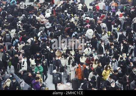 HANGZHOU, CHINA - 27. JANUAR 2023 - Passagiere warten auf einen Hochgeschwindigkeitszug am Ostbahnhof Hangzhou in Hangzhou, Ostchina Zhejiang Provin Stockfoto