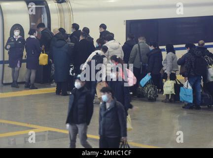 HANGZHOU, CHINA - 27. JANUAR 2023 - Passagiere warten auf einen Hochgeschwindigkeitszug am Ostbahnhof Hangzhou in Hangzhou, Ostchina Zhejiang Provin Stockfoto