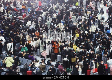 HANGZHOU, CHINA - 27. JANUAR 2023 - Passagiere warten auf einen Hochgeschwindigkeitszug am Ostbahnhof Hangzhou in Hangzhou, Ostchina Zhejiang Provin Stockfoto