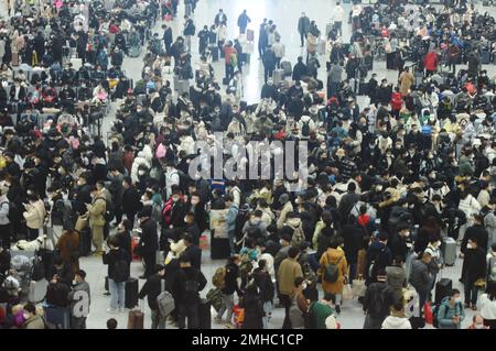 HANGZHOU, CHINA - 27. JANUAR 2023 - Passagiere warten auf einen Hochgeschwindigkeitszug am Ostbahnhof Hangzhou in Hangzhou, Ostchina Zhejiang Provin Stockfoto