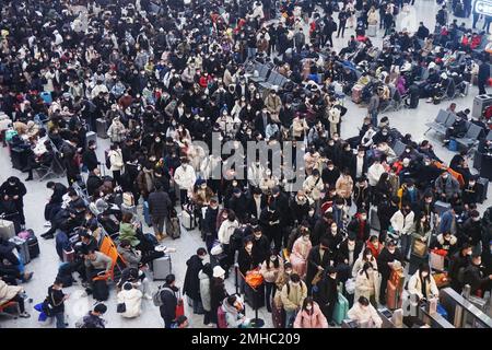 HANGZHOU, CHINA - 27. JANUAR 2023 - Passagiere warten auf einen Hochgeschwindigkeitszug am Ostbahnhof Hangzhou in Hangzhou, Ostchina Zhejiang Provin Stockfoto