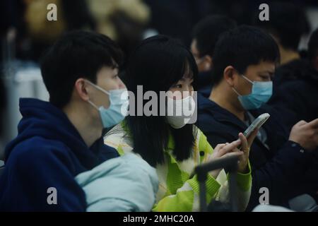 HANGZHOU, CHINA - 27. JANUAR 2023 - Passagiere warten auf einen Hochgeschwindigkeitszug am Ostbahnhof Hangzhou in Hangzhou, Ostchina Zhejiang Provin Stockfoto