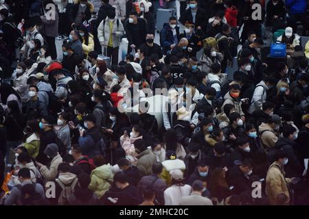 HANGZHOU, CHINA - 27. JANUAR 2023 - Passagiere warten auf einen Hochgeschwindigkeitszug am Ostbahnhof Hangzhou in Hangzhou, Ostchina Zhejiang Provin Stockfoto