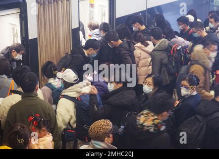 HANGZHOU, CHINA - 27. JANUAR 2023 - Passagiere warten auf einen Hochgeschwindigkeitszug am Ostbahnhof Hangzhou in Hangzhou, Ostchina Zhejiang Provin Stockfoto